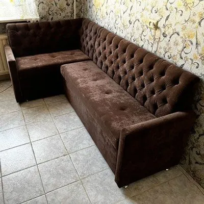 Кухонный угловой диван Денвер с каретной стяжкой и двумя подлокотниками