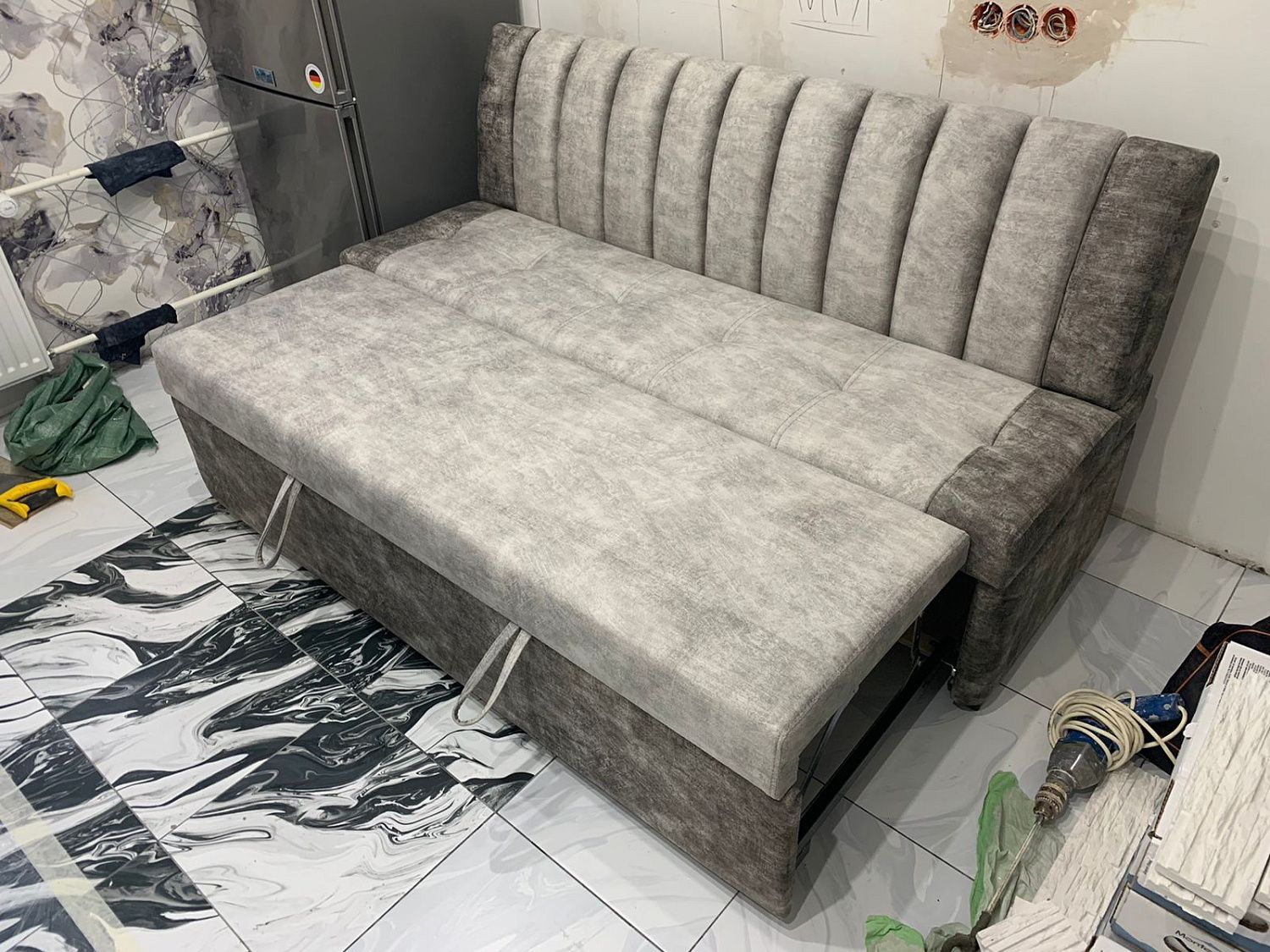 Кухонный прямой диван Алюр со спальным местом